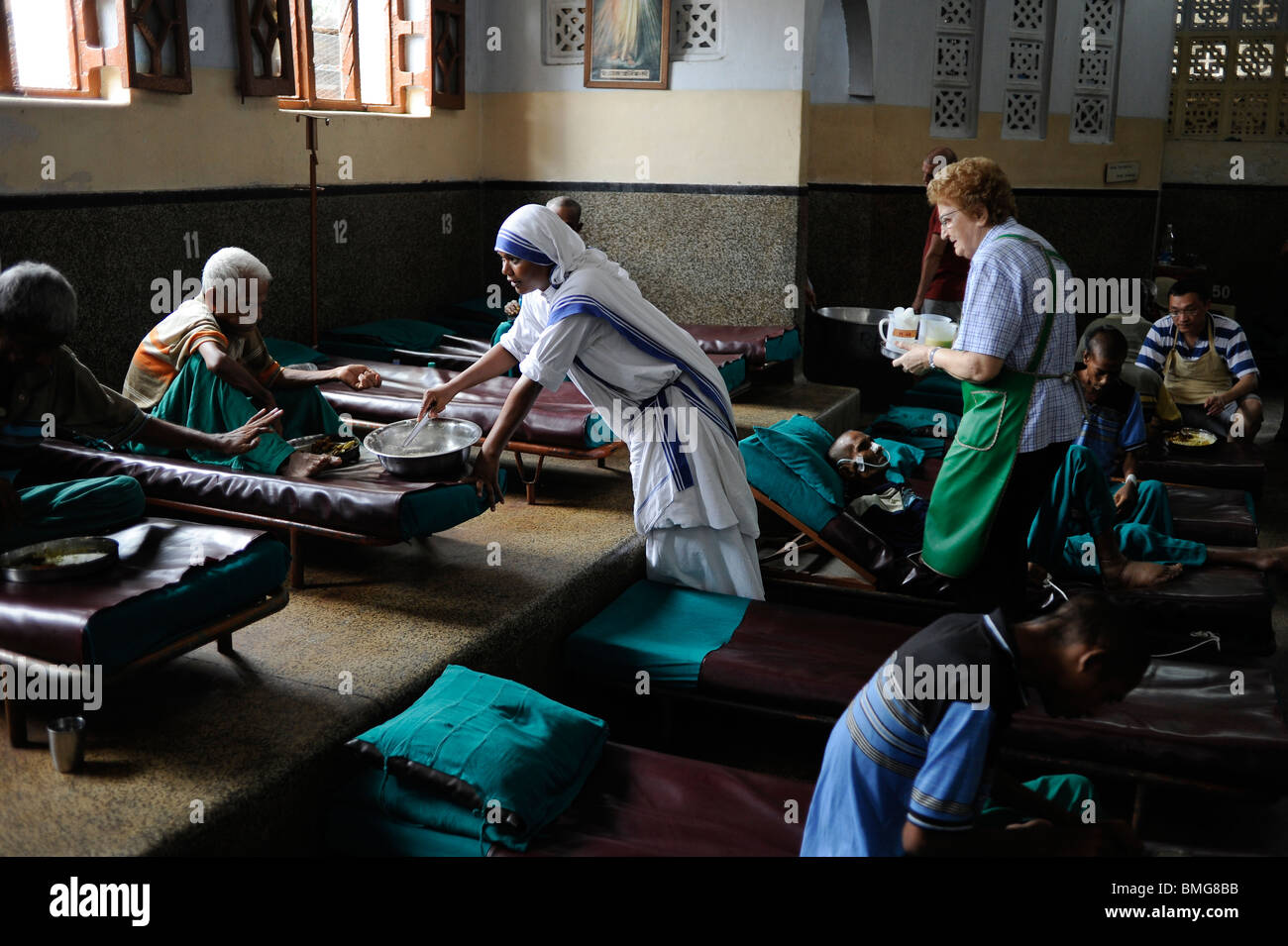 Kolkata, Inde, Nirmal Hriday Kali Ghat - cœurs purs - hospice pour les mourants à Kali temple, fondé par Mère Teresa, les volontaires de l'Europe au travail Banque D'Images
