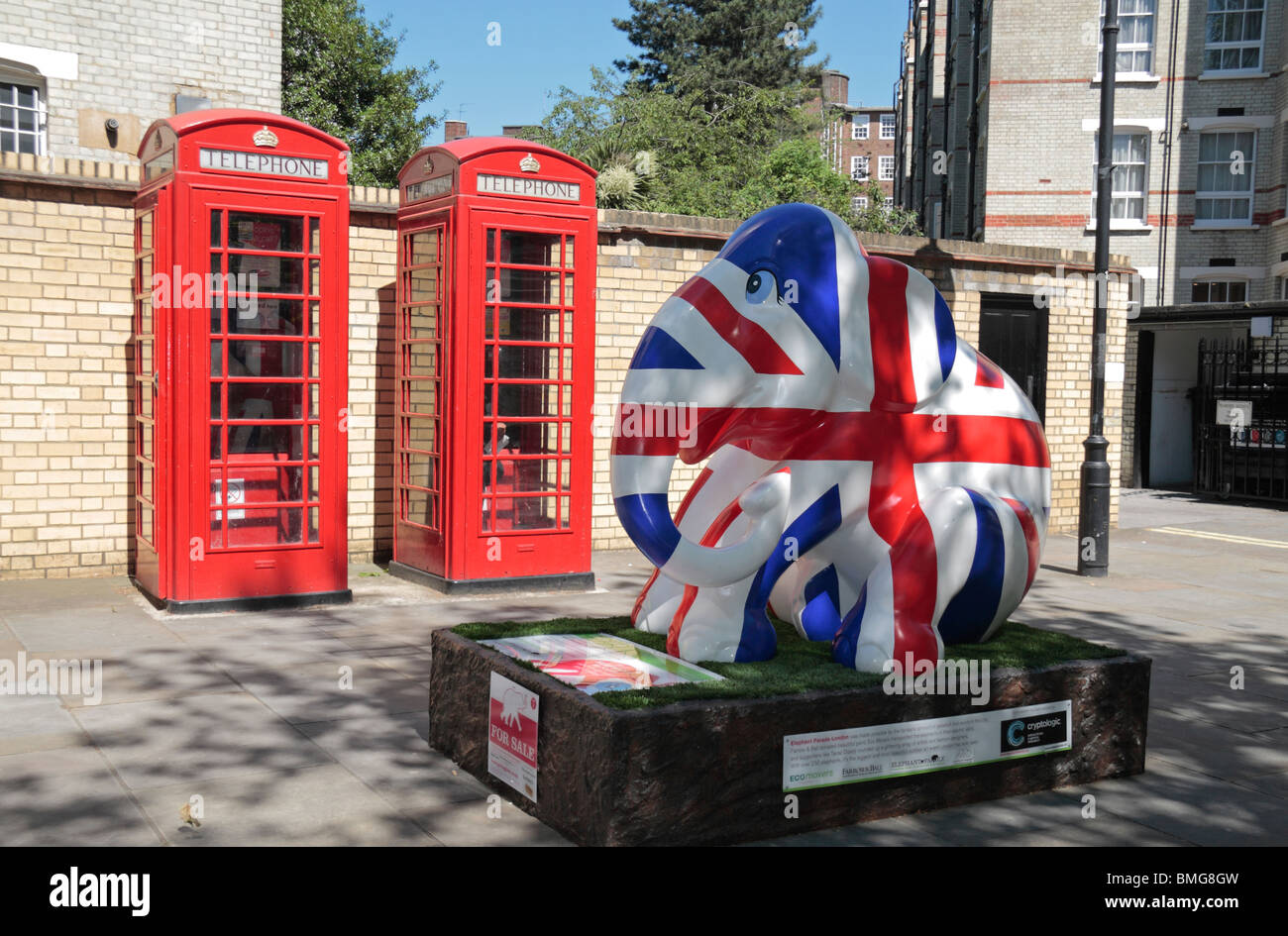 'Union Jack' bébé éléphant sculpture, en face du célèbre téléphone encadrés, en carré orange, Pimlico Road, Londres, Royaume-Uni. Banque D'Images
