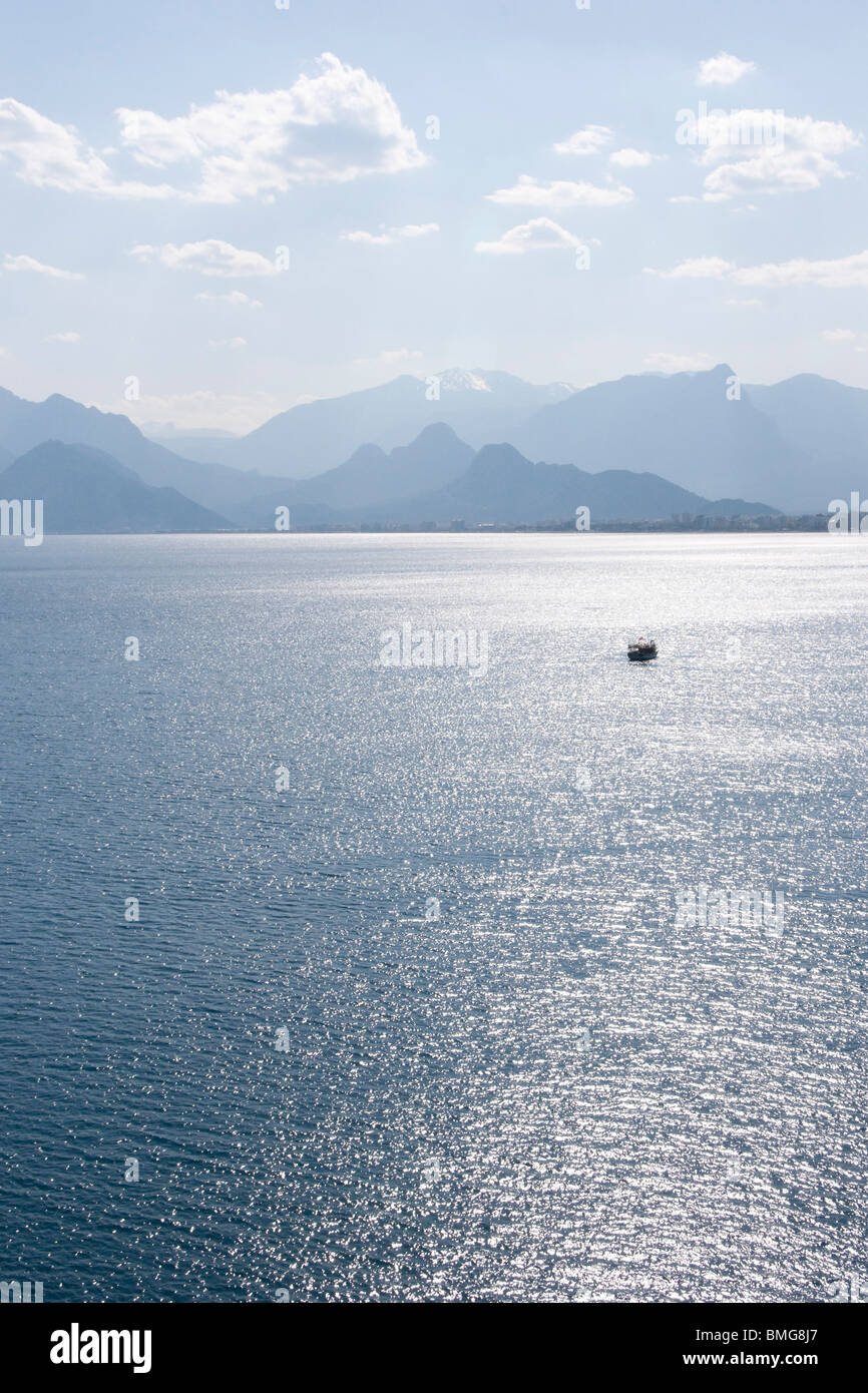 Turquie Antalya - loisirs voyage en bateau à partir de la vieille ville - port en haute mer avec les montagnes du Taurus au-delà Banque D'Images