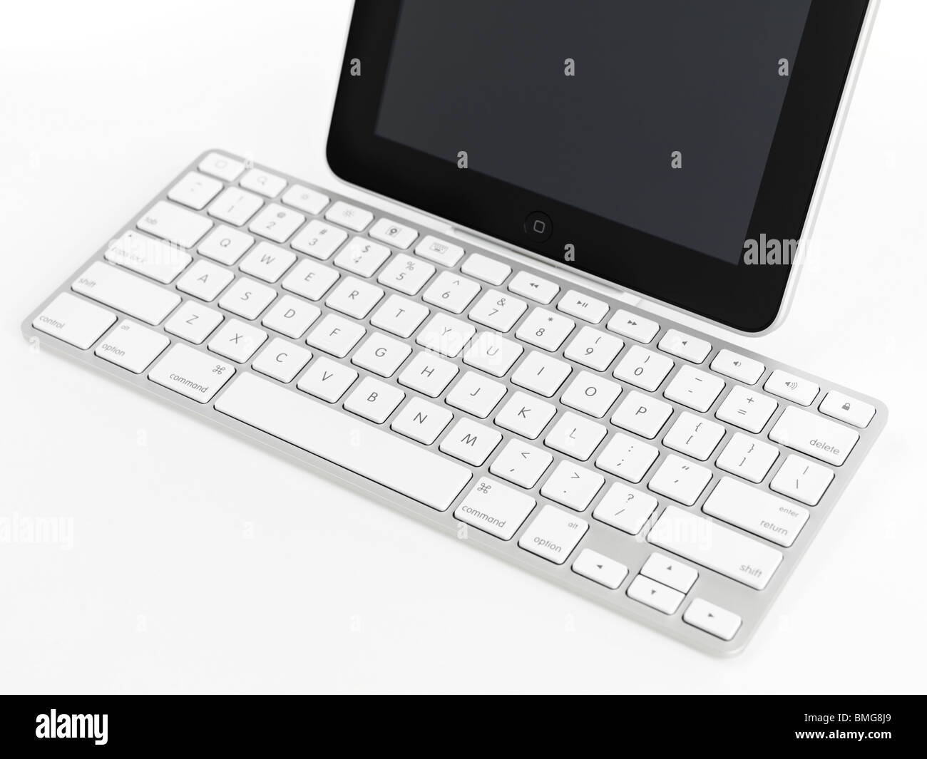Apple iPad 3G tablet computer avec un accessoire dock clavier isolé sur fond blanc Banque D'Images