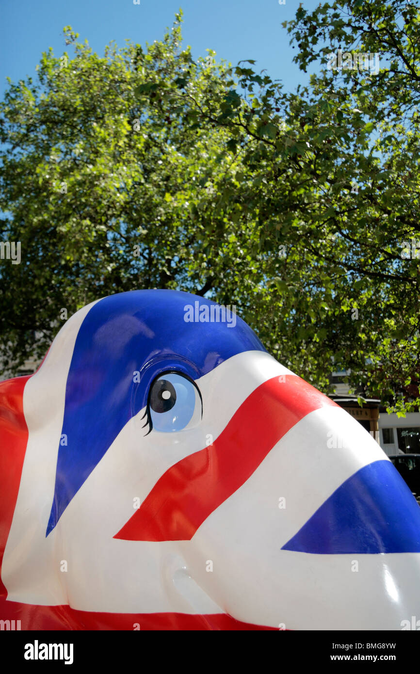 Sculpture de bébé éléphant 'Union Jack', partie de la série Elephant Parade, à Orange Square, Pimlico Road, Londres, Royaume-Uni (juin 2010). Banque D'Images