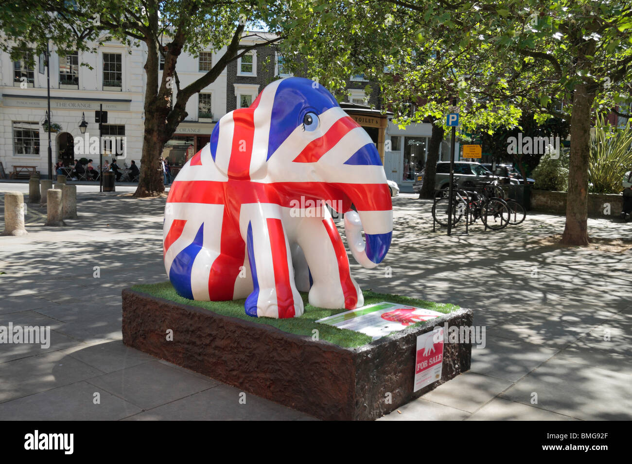 'Union Jack' bébé éléphant sculpture, partie de la Elephant Parade série, en carré orange, Pimlico Road, Londres, Royaume-Uni. Banque D'Images