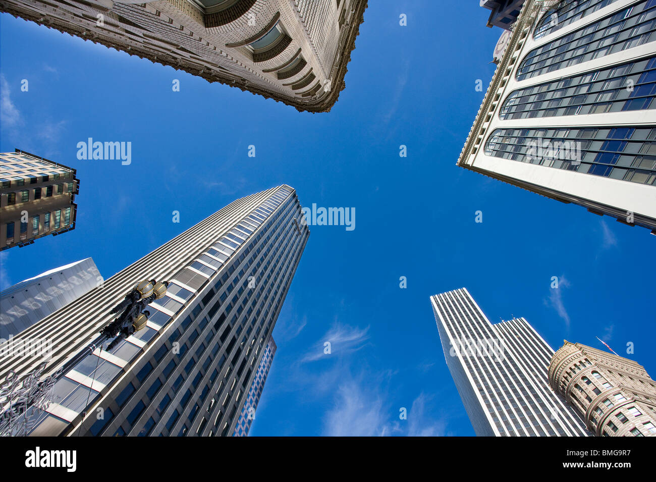 Bâtiments dans le quartier financier du centre-ville de San Francisco avec le brouillard dans le ciel au-dessus d'eux. Banque D'Images