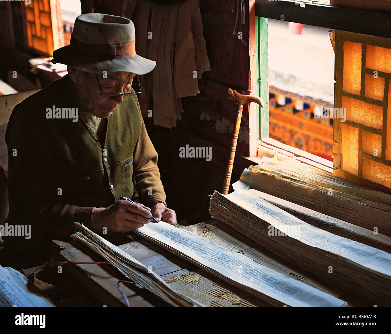 Dans l'écriture de correction travailleur tibétain Dege Sutra Printing House, préfecture autonome tibétaine de Garze, Sichuan, Chine Banque D'Images