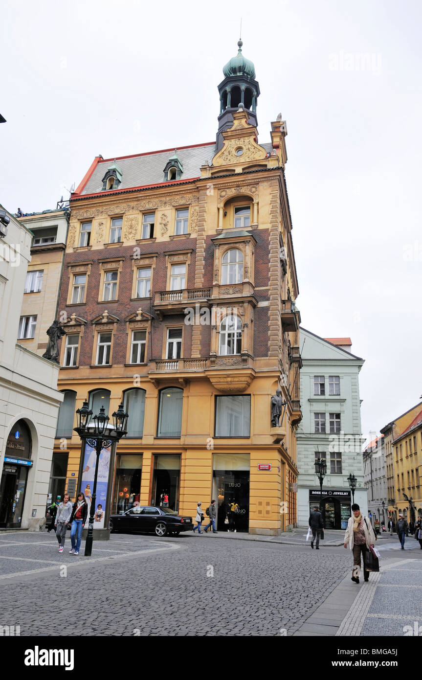 Beau bâtiment jaune, Prague République tchèque l'Est Europa Banque D'Images