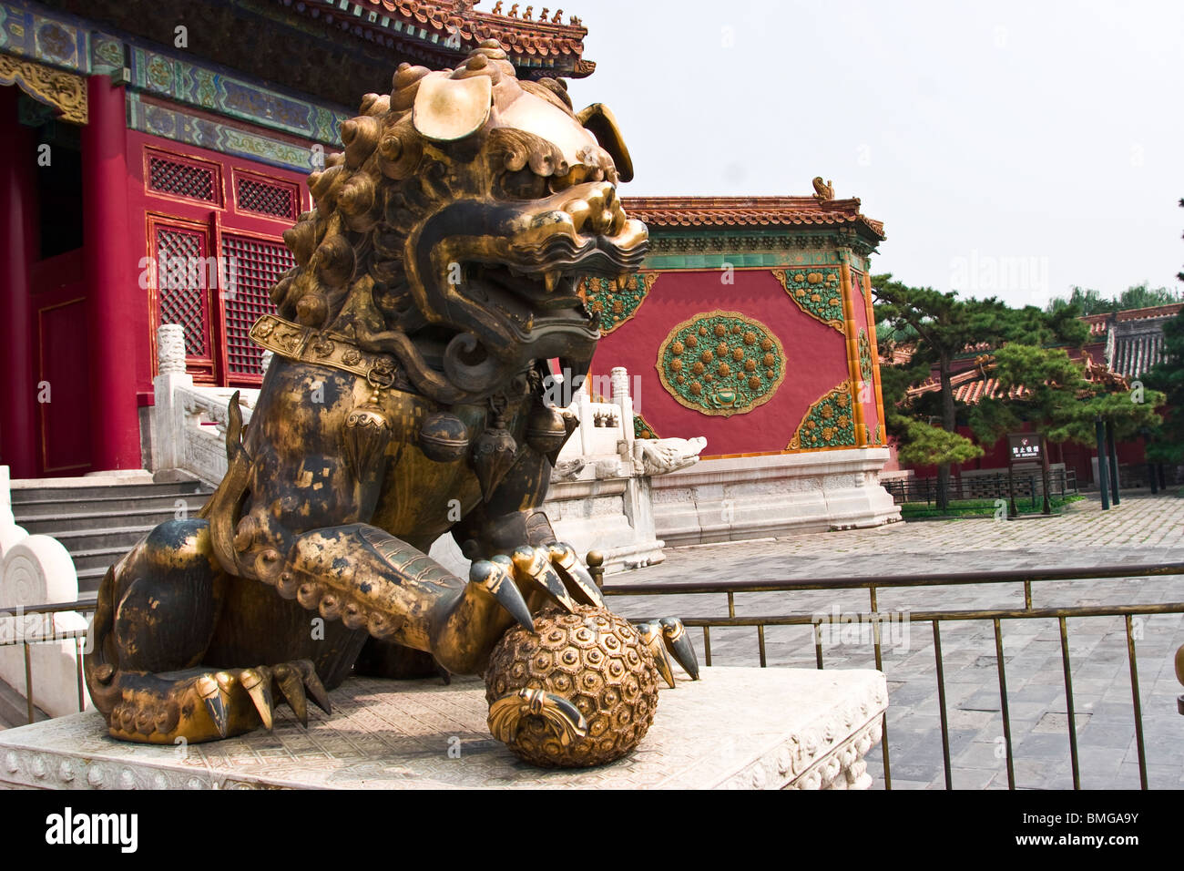 Lion doré devant la porte de la longévité tranquille, la Cité Interdite, Pékin, Chine Banque D'Images Lion doré devant la porte de la longévité tranquille, la Cité Interdite, Pékin, Chine Banque D'Images