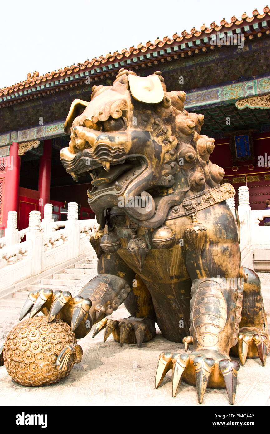 Lion doré d'or devant la porte de la longévité tranquille, la Cité Interdite, Pékin, Chine Banque D'Images Lion doré d'or devant la porte de la longévité tranquille, la Cité Interdite, Pékin, Chine Banque D'Images