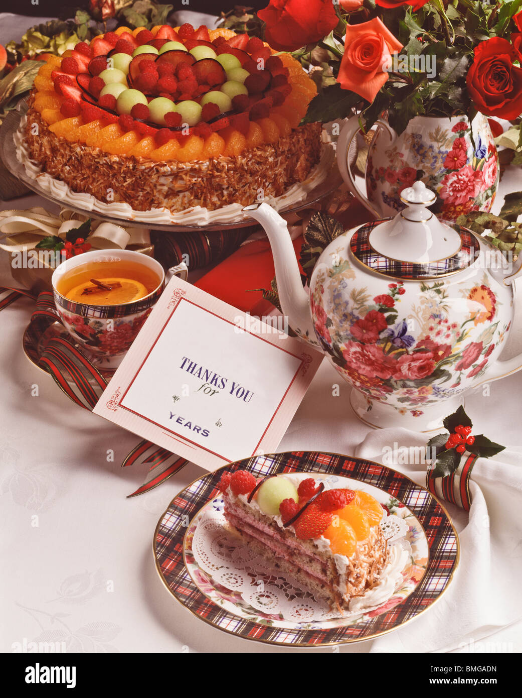 Dîner de fantaisie formelle place la table, tasse de thé desserts carte de remerciement. Copy space Banque D'Images