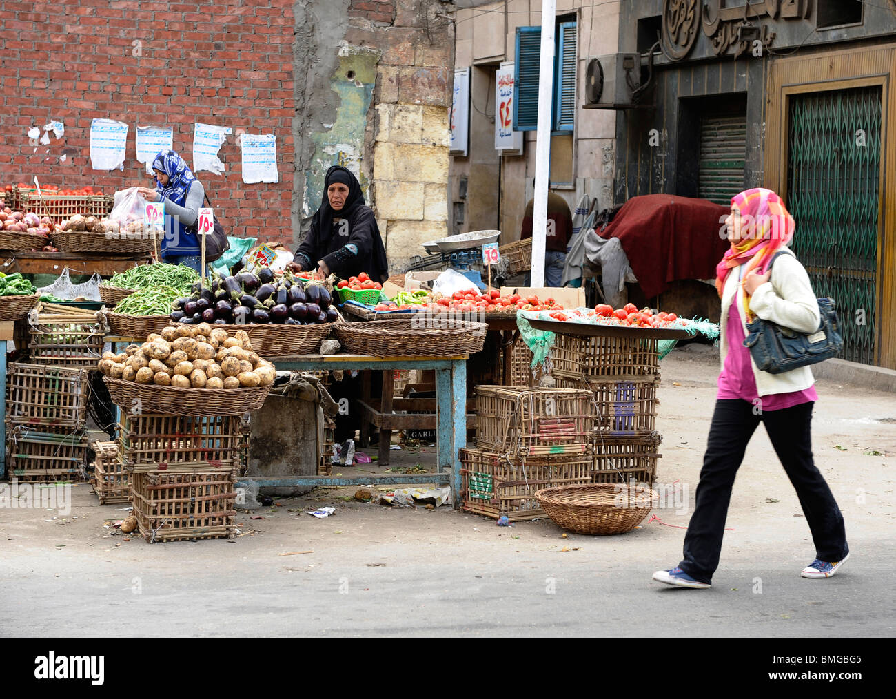 Les fruits et légumes frais caler au souk goma (marché du vendredi), la rue du marché, le sud de cimetières, district de Khalifa ,Le Caire Banque D'Images