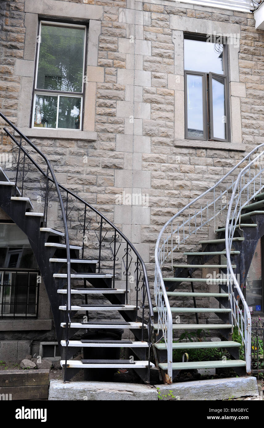 Escaliers en spirale symétrique au Quartier du Vieux Montréal. Banque D'Images