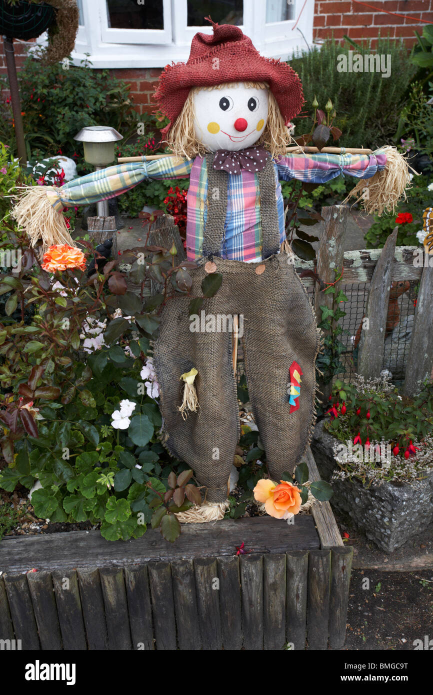 scarecrow dans le jardin au festival annuel de Bisterne Scarecrow, à Bisterne, dans le parc national de New Forest, Hampshire, Royaume-Uni en septembre Banque D'Images