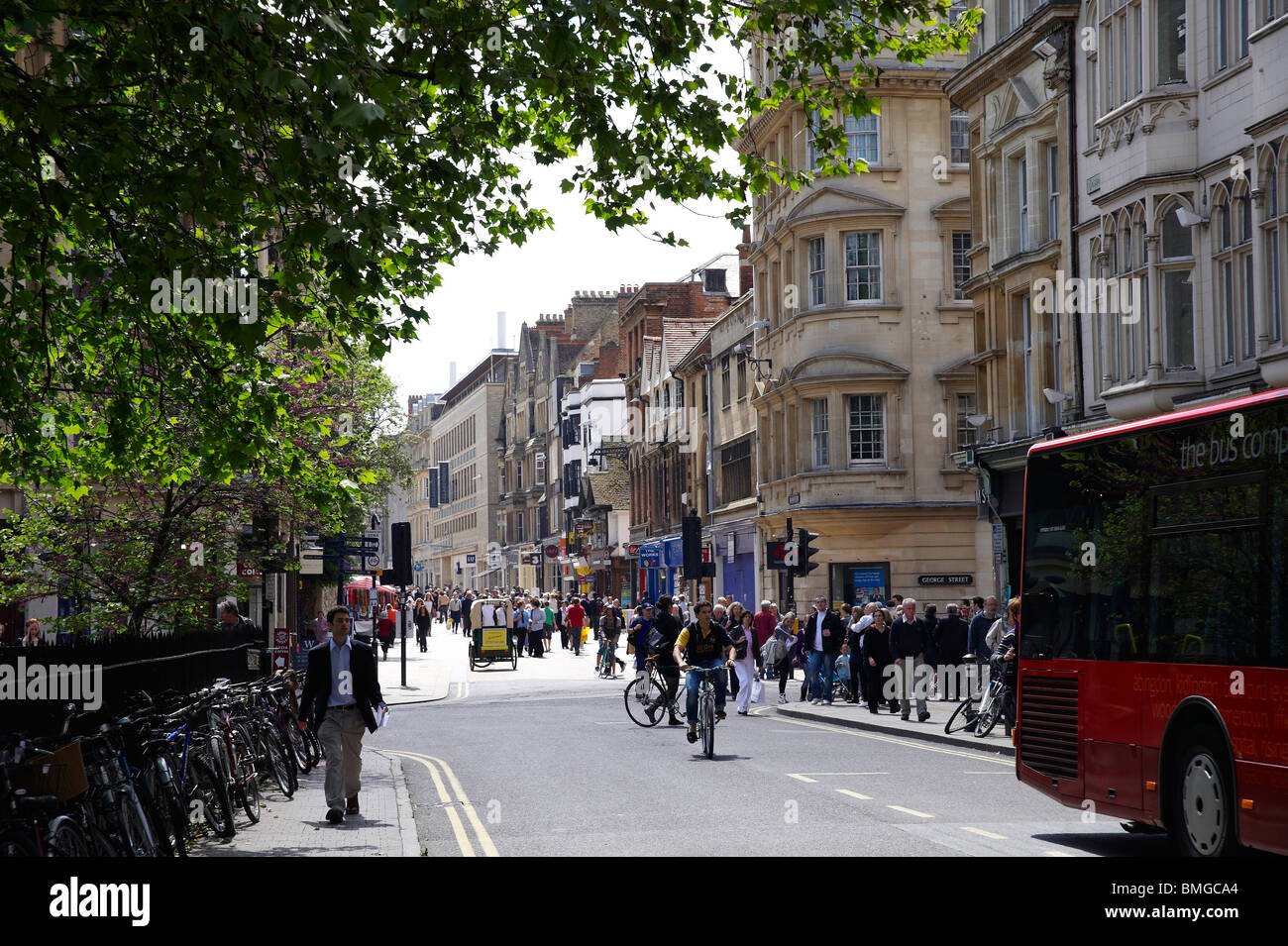 Cornmarket Street, centre-ville d'Oxford, Angleterre Banque D'Images