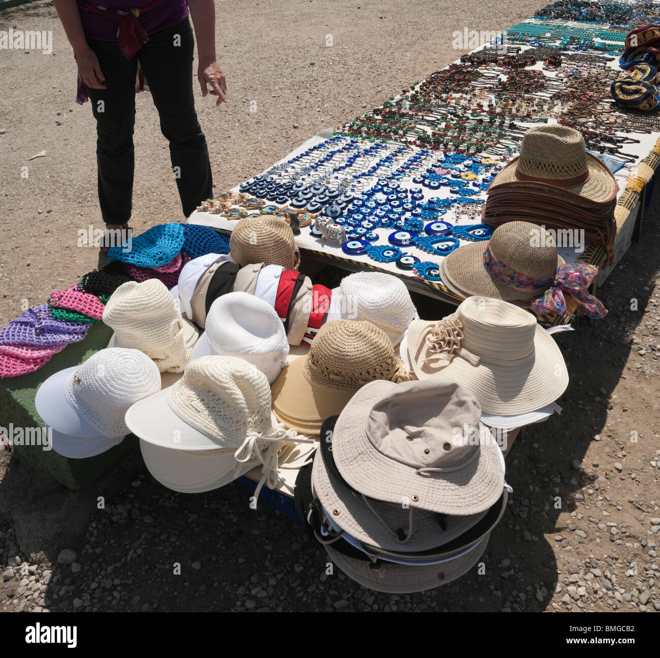 Turquie Antalya - chapeaux soleil en vente sur un site visité par les touristes Banque D'Images