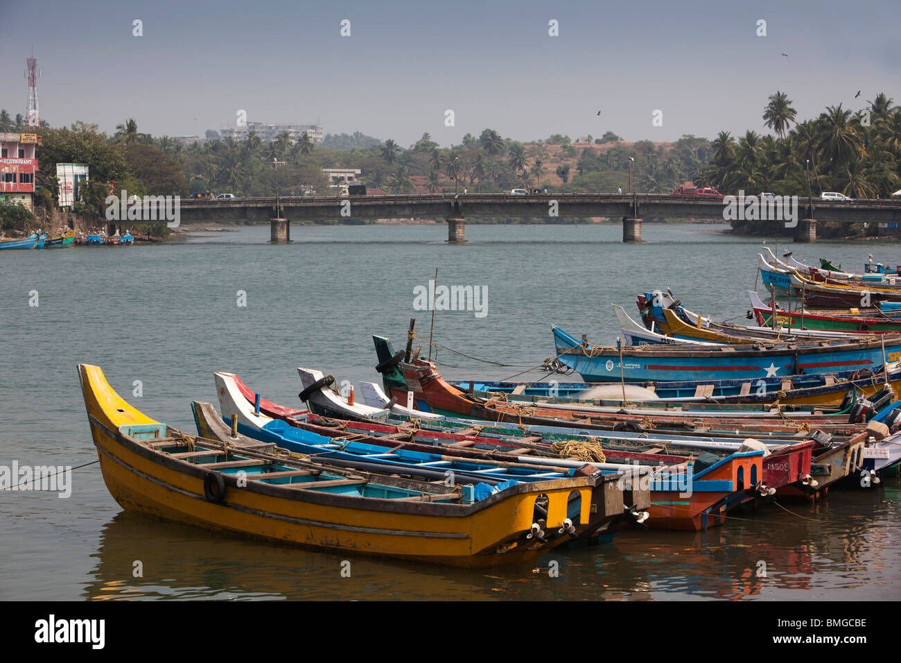 L'Inde, le Kerala, Mahe (Pondichéry) Territoire de l'Union, Port, colaborar con chicos guapos colorés bateaux amarrés à quai au pont frontière nouvelle Banque D'Images