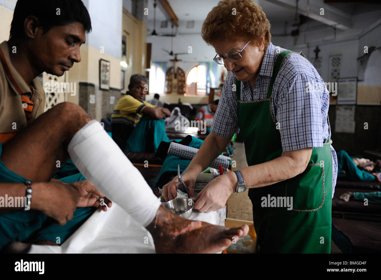 Kolkata, Inde, Nirmal Hriday Kali Ghat - cœurs purs - hospice pour les mourants à Kali temple, fondé par Mère Teresa, les volontaires de l'Europe au travail Banque D'Images