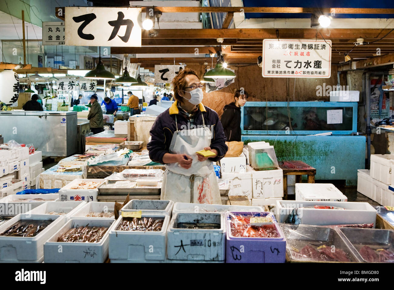 Un homme de vendre du poisson frais au marché de poissons de Tsukiji à Tokyo Banque D'Images