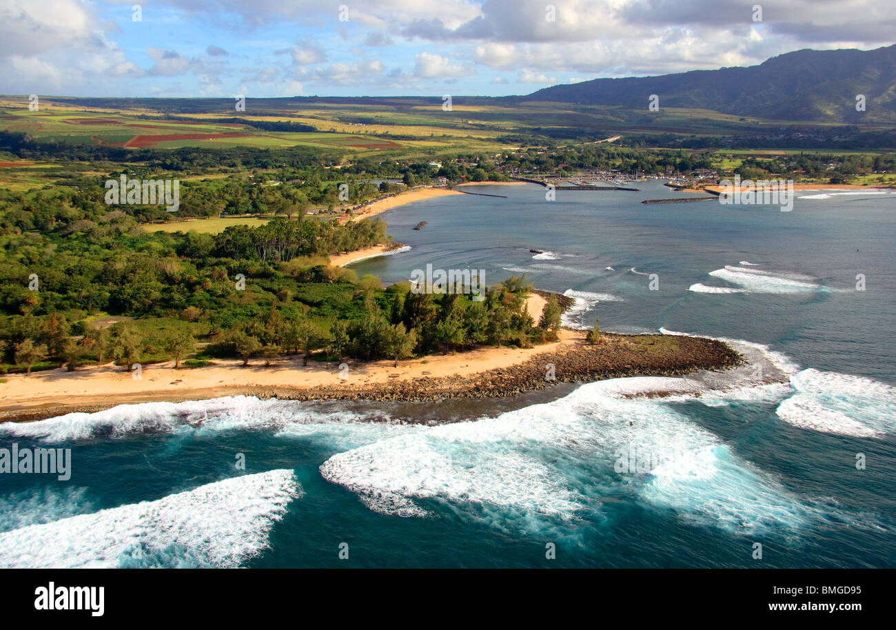 Vue aérienne de la côte nord d'Oahu, y compris Haleiwa ville et port. Les plantations d'ananas dans le fond. Banque D'Images