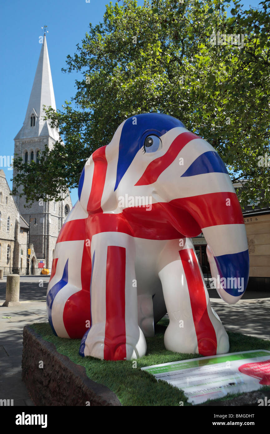 Sculpture de bébé éléphant 'Union Jack', partie de la série Elephant Parade, à Orange Square, Pimlico Road, Londres, Royaume-Uni (juin 2010). Banque D'Images