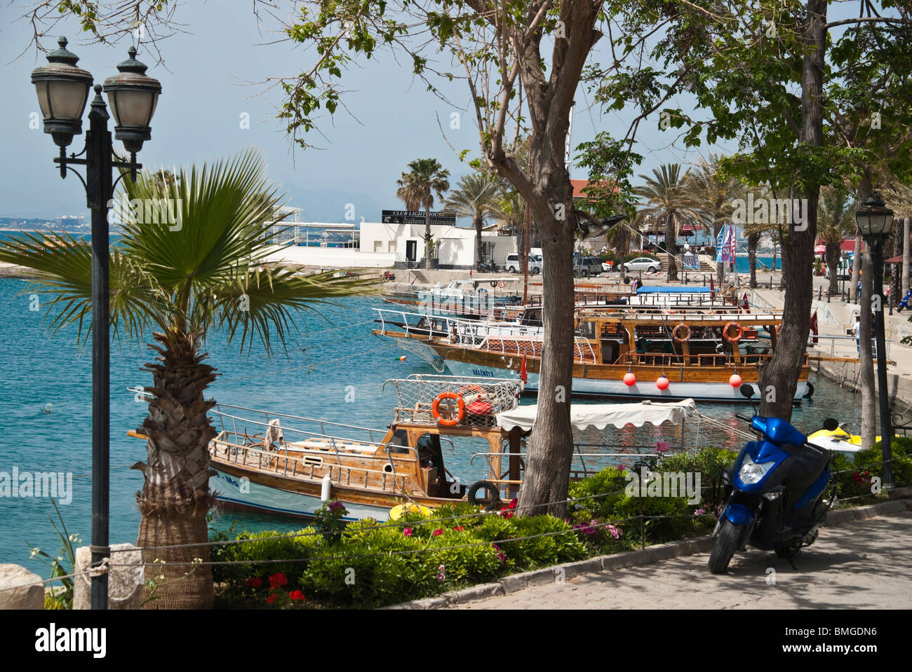 Turquie Antalya - Side, le port vu de la promenade du bord de mer Banque D'Images