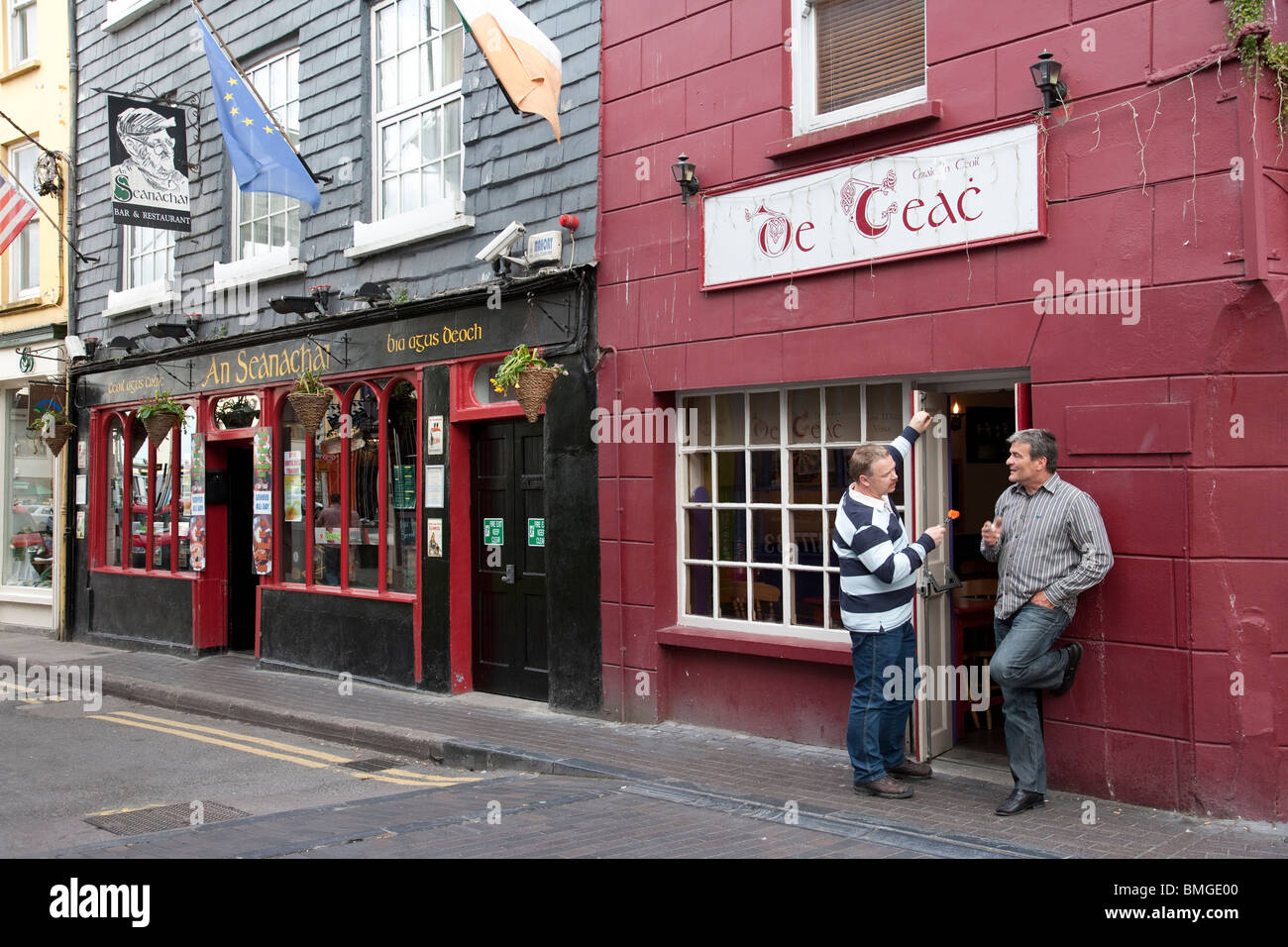 Les hommes à l'extérieur de Pub, Kinsale, dans le comté de Cork, Irlande Banque D'Images