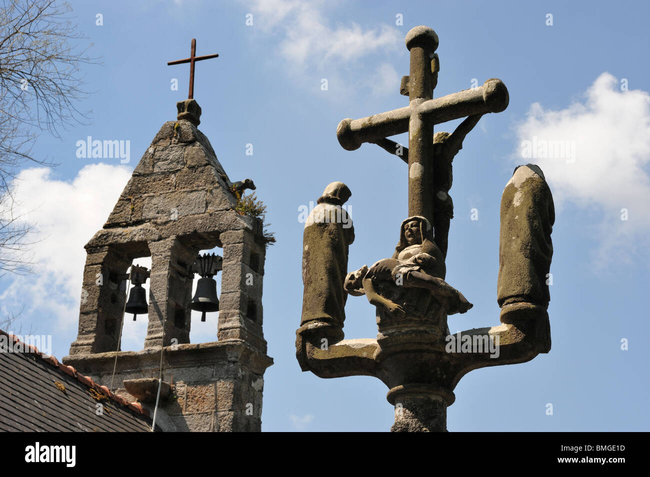 Croix calvaire et clocher à la Chapelle du Traon, Bretagne, France Banque D'Images