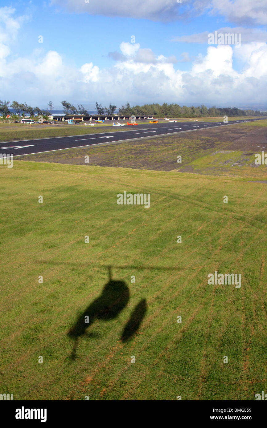 Vue aérienne et l'ombre de l'hélicoptère à l'atterrissage à l'Aérodrome de Dillingham. North Shore, Oahu, Hawaii Banque D'Images