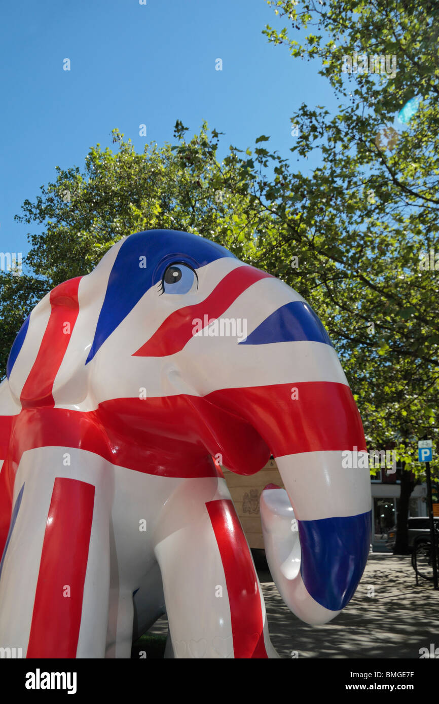 'Union Jack' bébé éléphant sculpture, partie de la Elephant Parade série, en carré orange, Pimlico Road, Londres, Royaume-Uni. Banque D'Images
