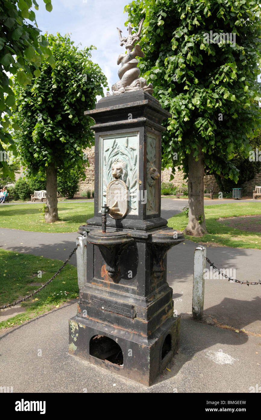 Une fontaine d'eau présenté par George Woodhouse maire en 1908 à l'extérieur des murs du château Ludlow Shropshire UK Banque D'Images