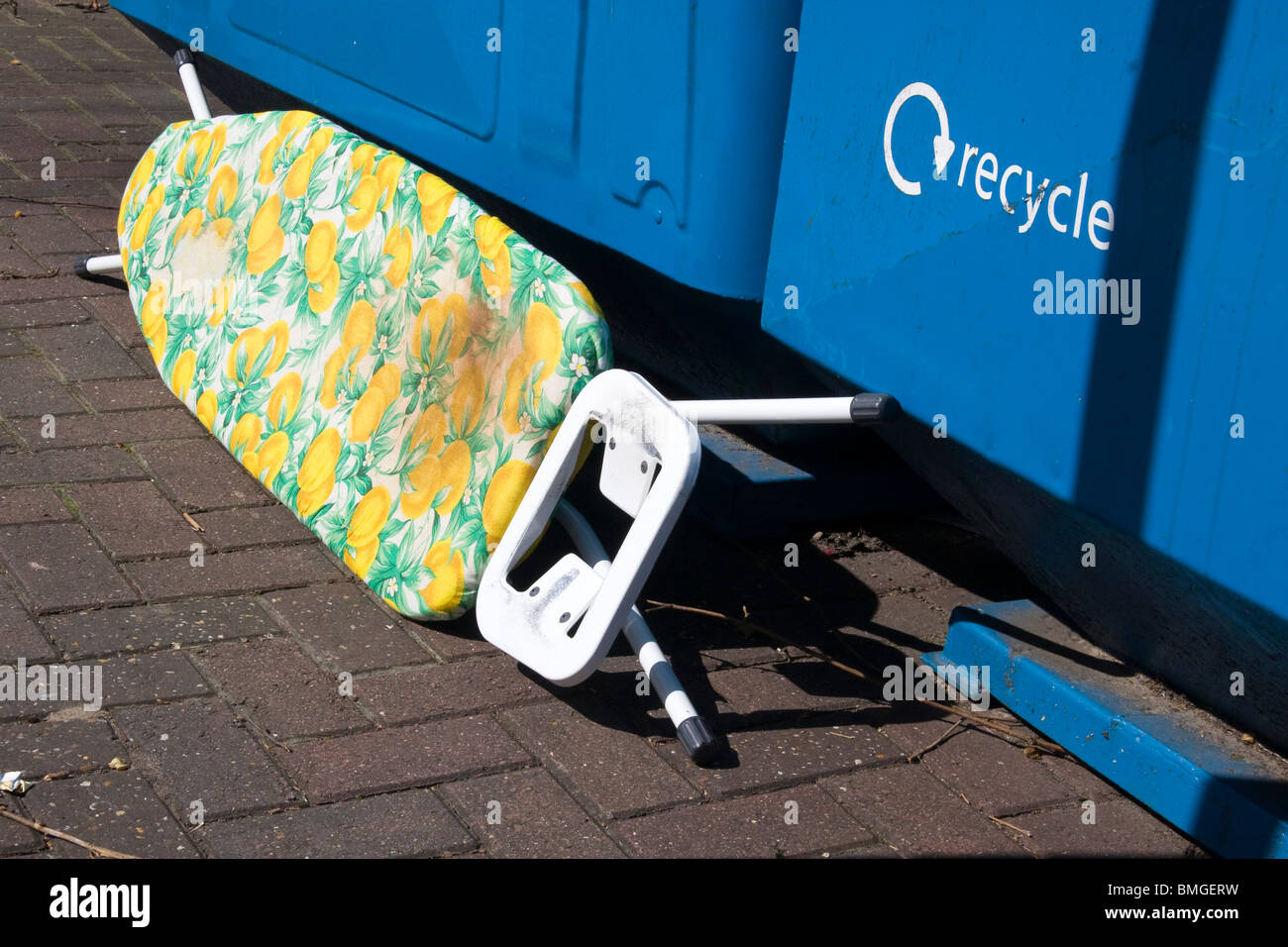 Jetée d'une planche à repasser à gauche à côté d'un bac de recyclage dans le nord de Londres Banque D'Images
