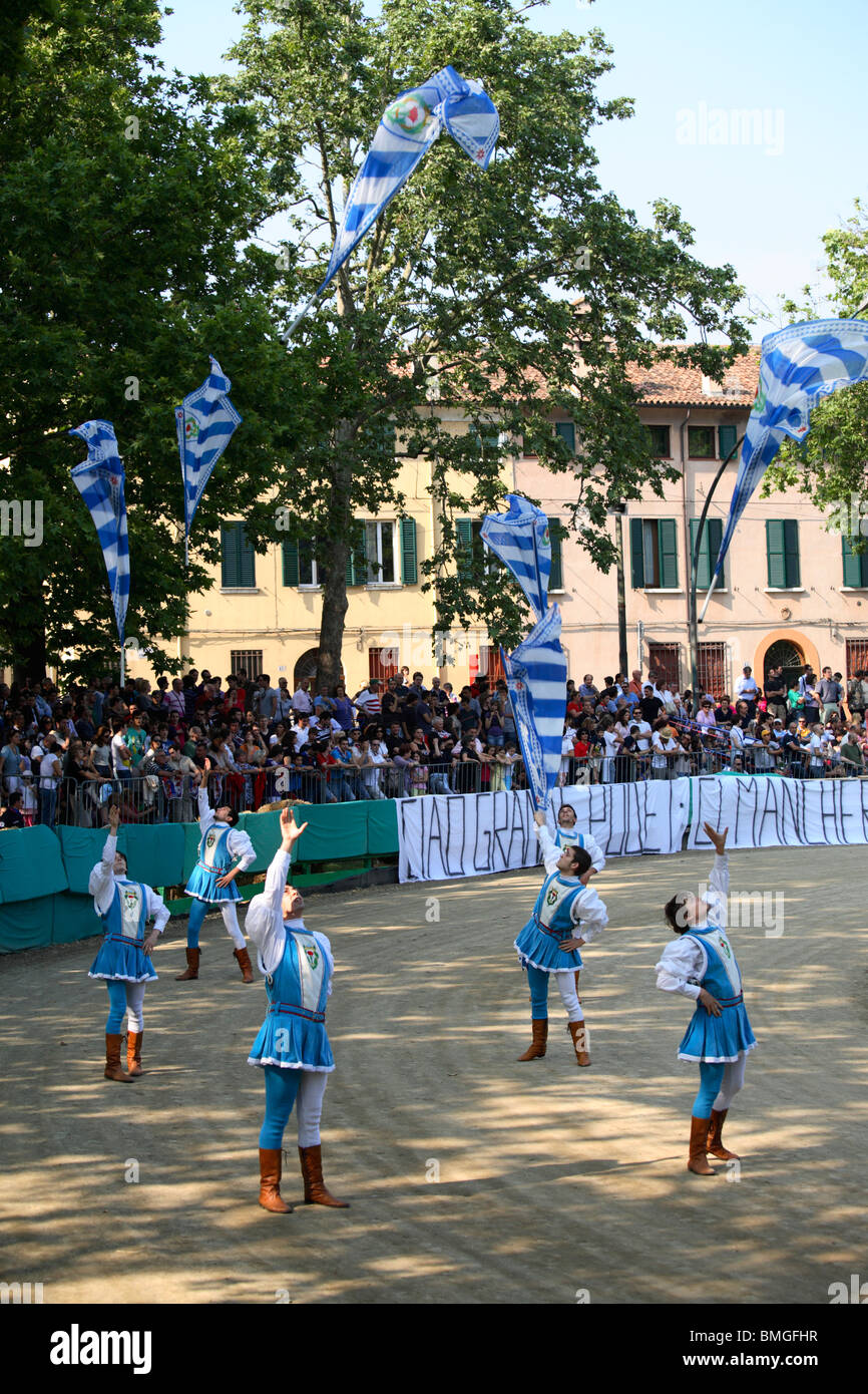 Les lanceurs de drapeau à traditionnel Palio de Ferrare, Ferrara, Italie Banque D'Images