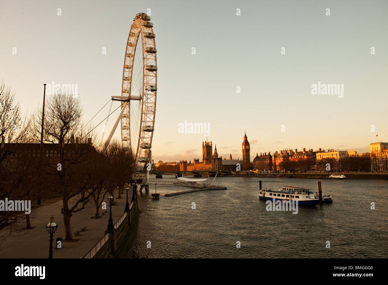 Le London Eye, baigné de lumière avec moody le Parlement et Big Ben sur la Tamise Banque D'Images