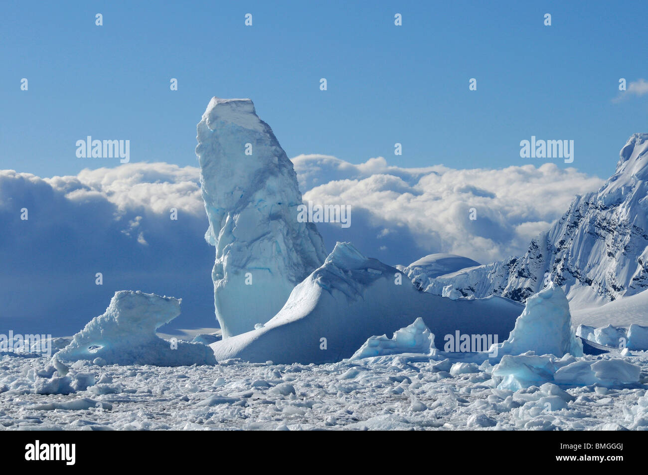 Les icebergs près de la base antarctique Almirante Brown dans Paradise Bay, péninsule Antarctique, l'Antarctique Banque D'Images