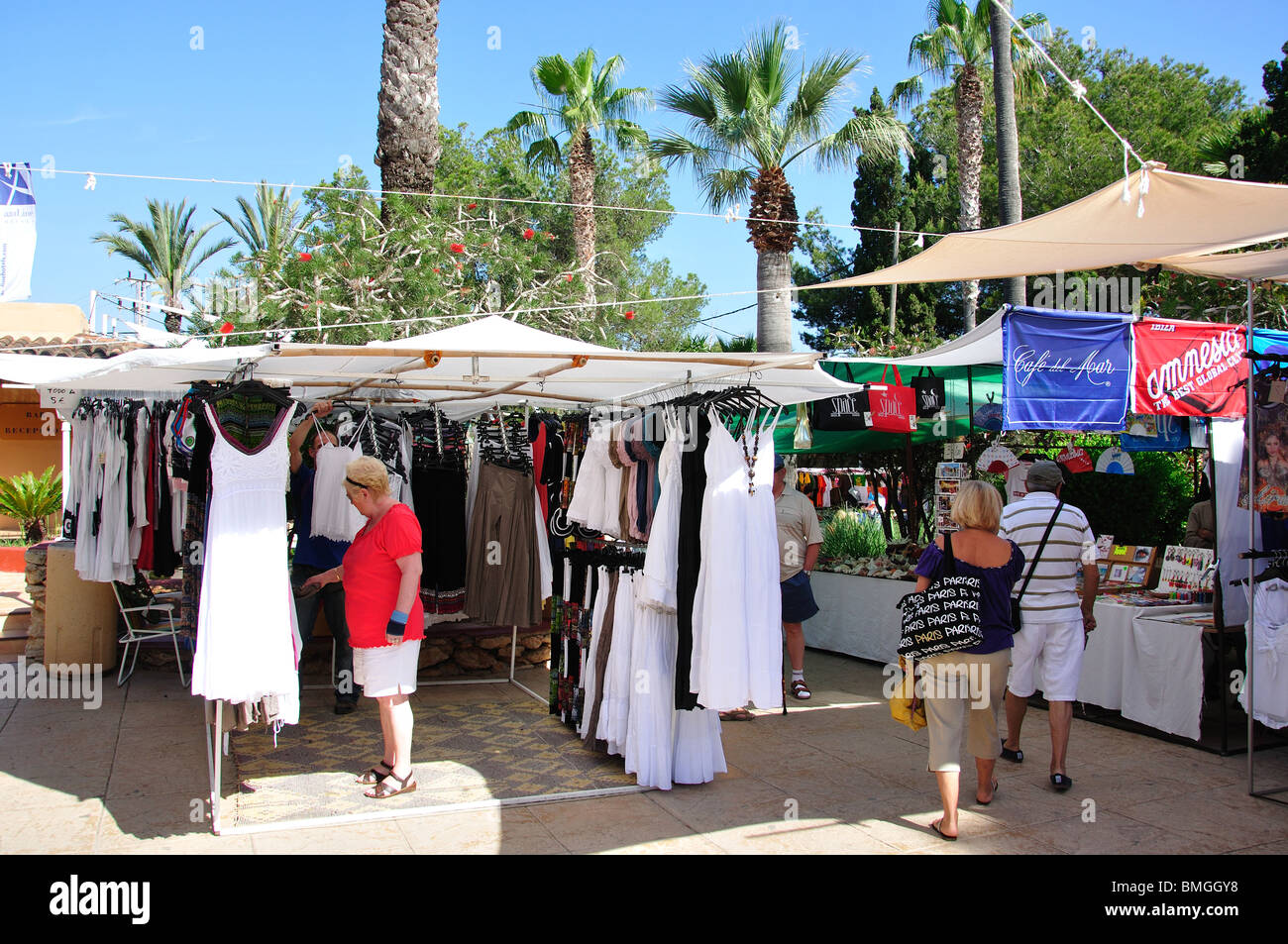Stands colorés, le marché Hippie de Punta Arabi, 146, Es Cana, Ibiza, Baléares, Espagne Banque D'Images