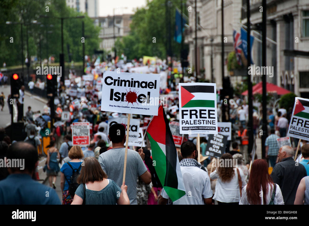 12 000 manifestants mars à Londres à l'ambassade d'Israël pour protester contre le meurtre de militants de la flottille d'aide humanitaire au large de Gaza Banque D'Images