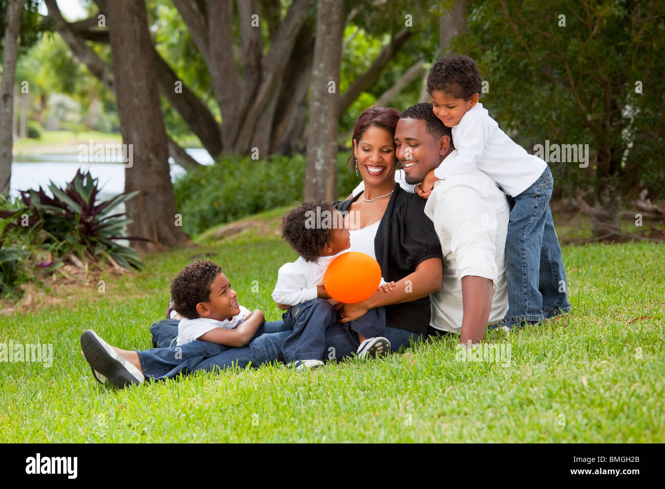 Fort Lauderdale, Floride, États-Unis d'Amérique ; un portrait de famille dans le parc Banque D'Images