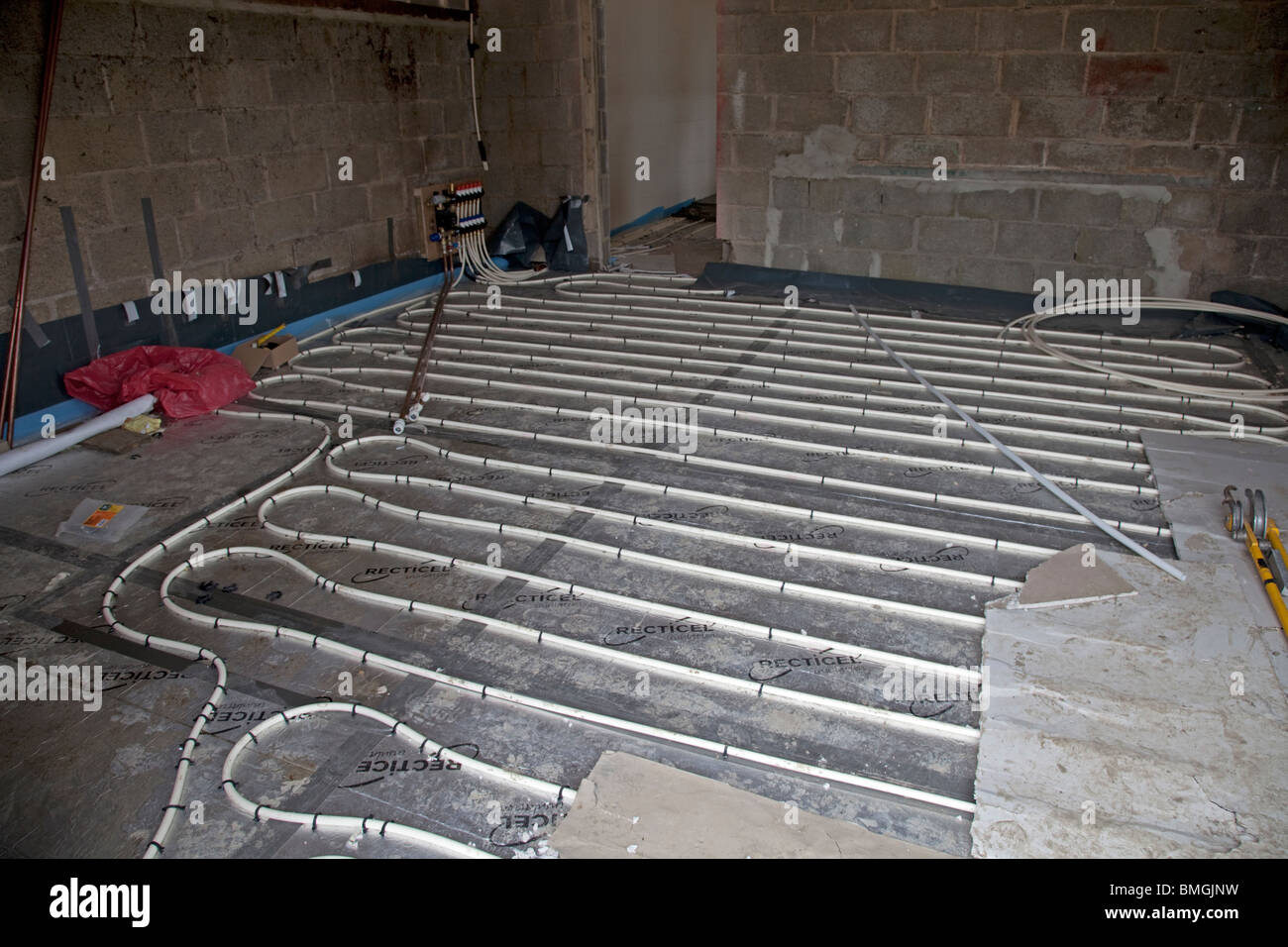L'installation des tuyaux de chauffage au sol dans un nouvel immeuble de bureaux Cheltenham UK Banque D'Images