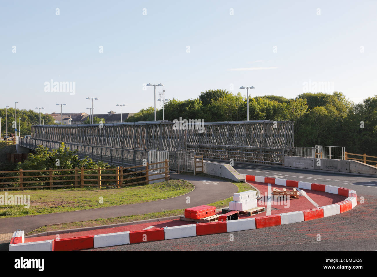 Temporaire Workington Road au-dessus de la rivière Derwent. Qui remplace le pont nord qui s'est effondré en raison des inondations. Banque D'Images