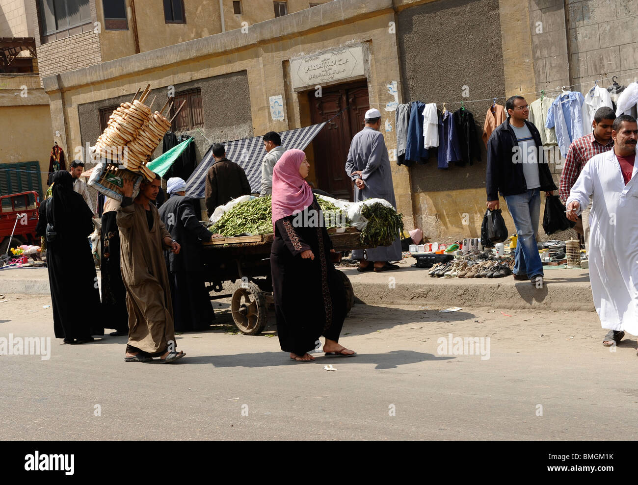 Les chasseurs de bonnes affaires égyptien au souk goma (marché du vendredi), la rue du marché, le sud de cimetières, district de Khalifa ,Le Caire Banque D'Images