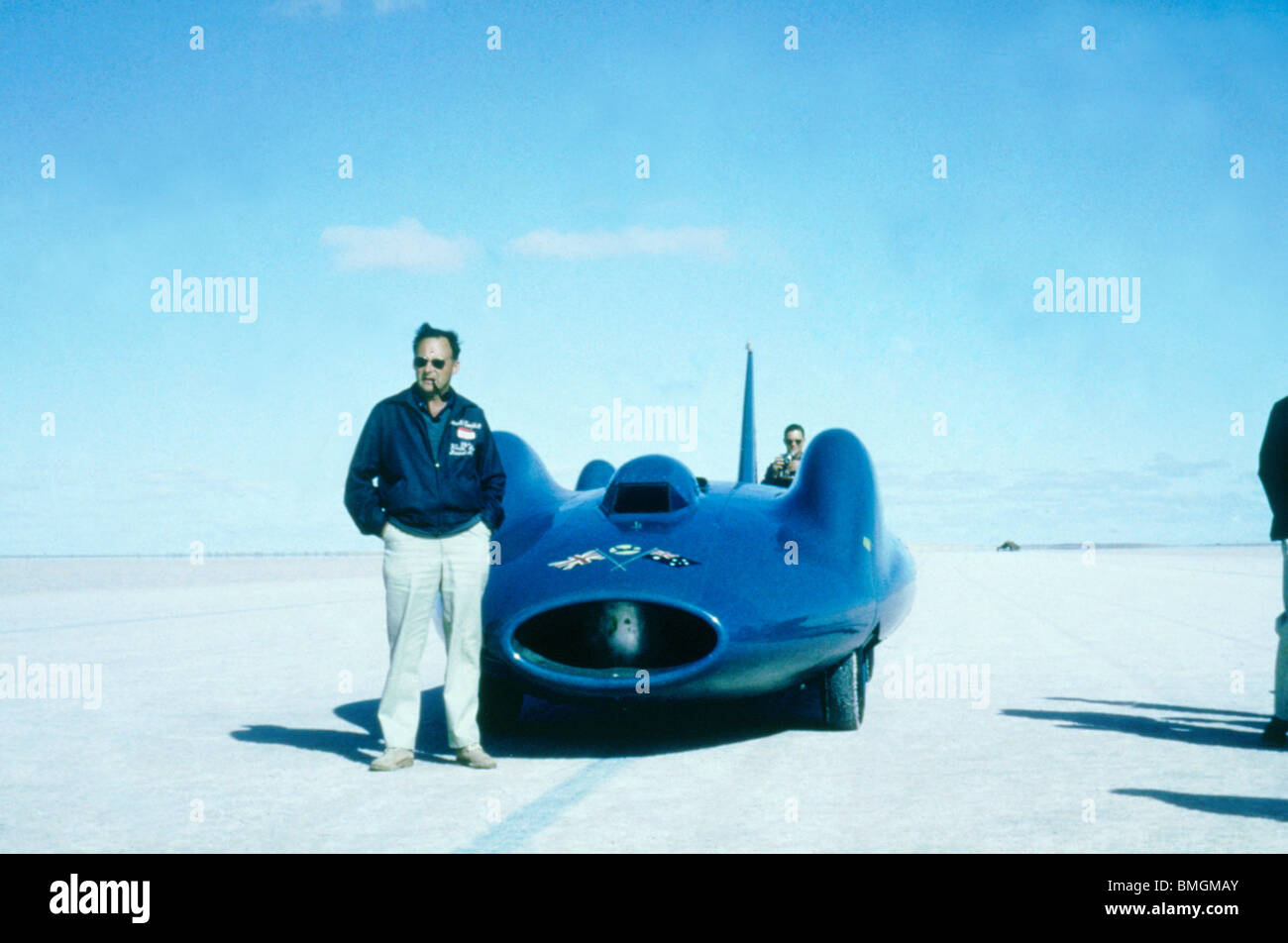 Donald Campbell debout à côté de Bluebird sur le lac Eyre, Australie 1963 Banque D'Images