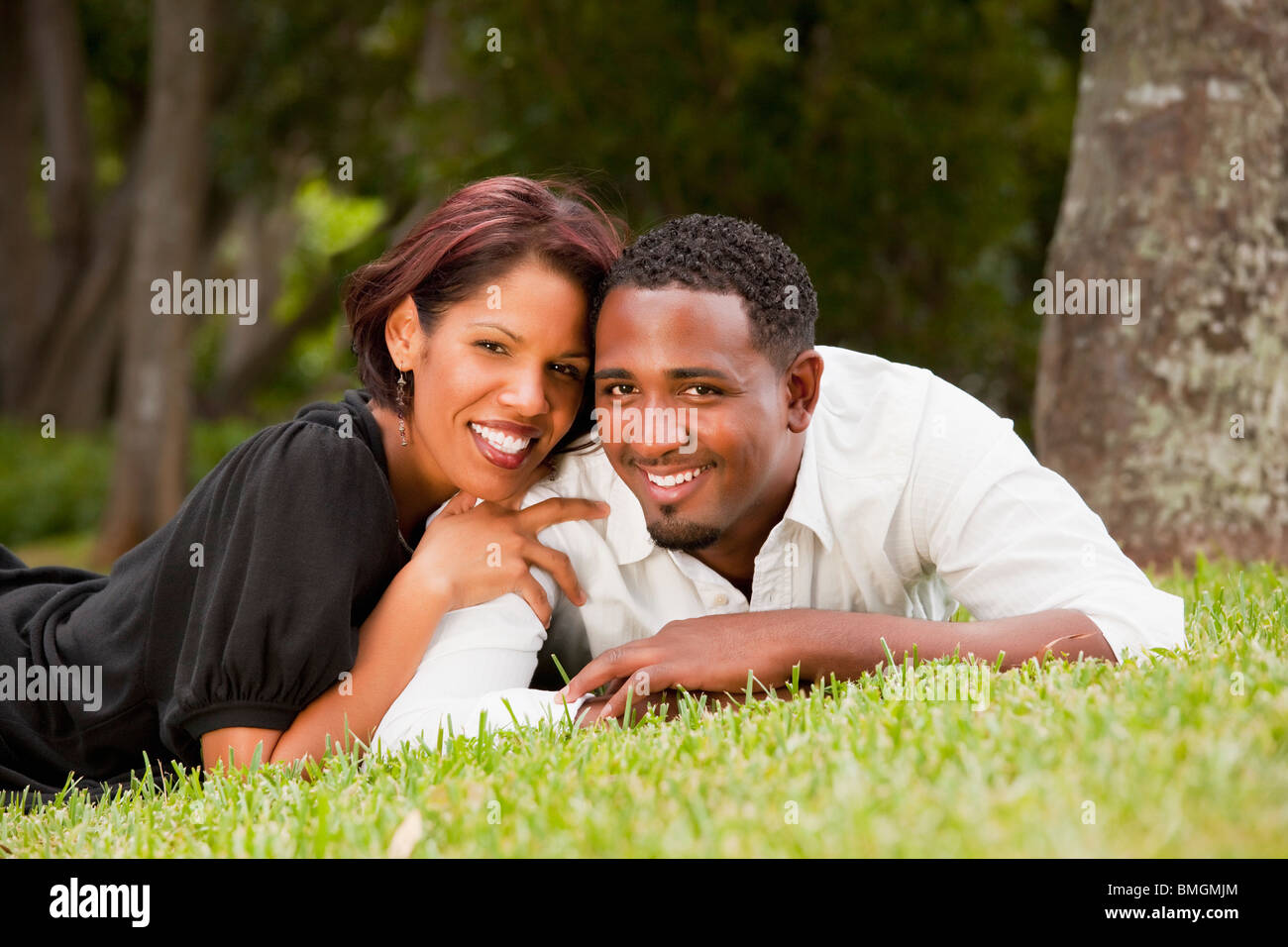 Fort Lauderdale, Floride, États-Unis d'Amérique ; un couple portant sur l'herbe dans le parc Banque D'Images