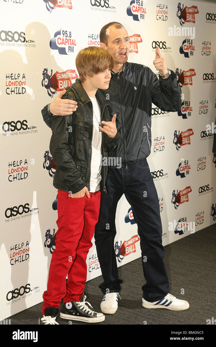 Justin Bieber avec Johnny Vaughan à Capital Radio's Summertime Ball au stade de Wembley Banque D'Images