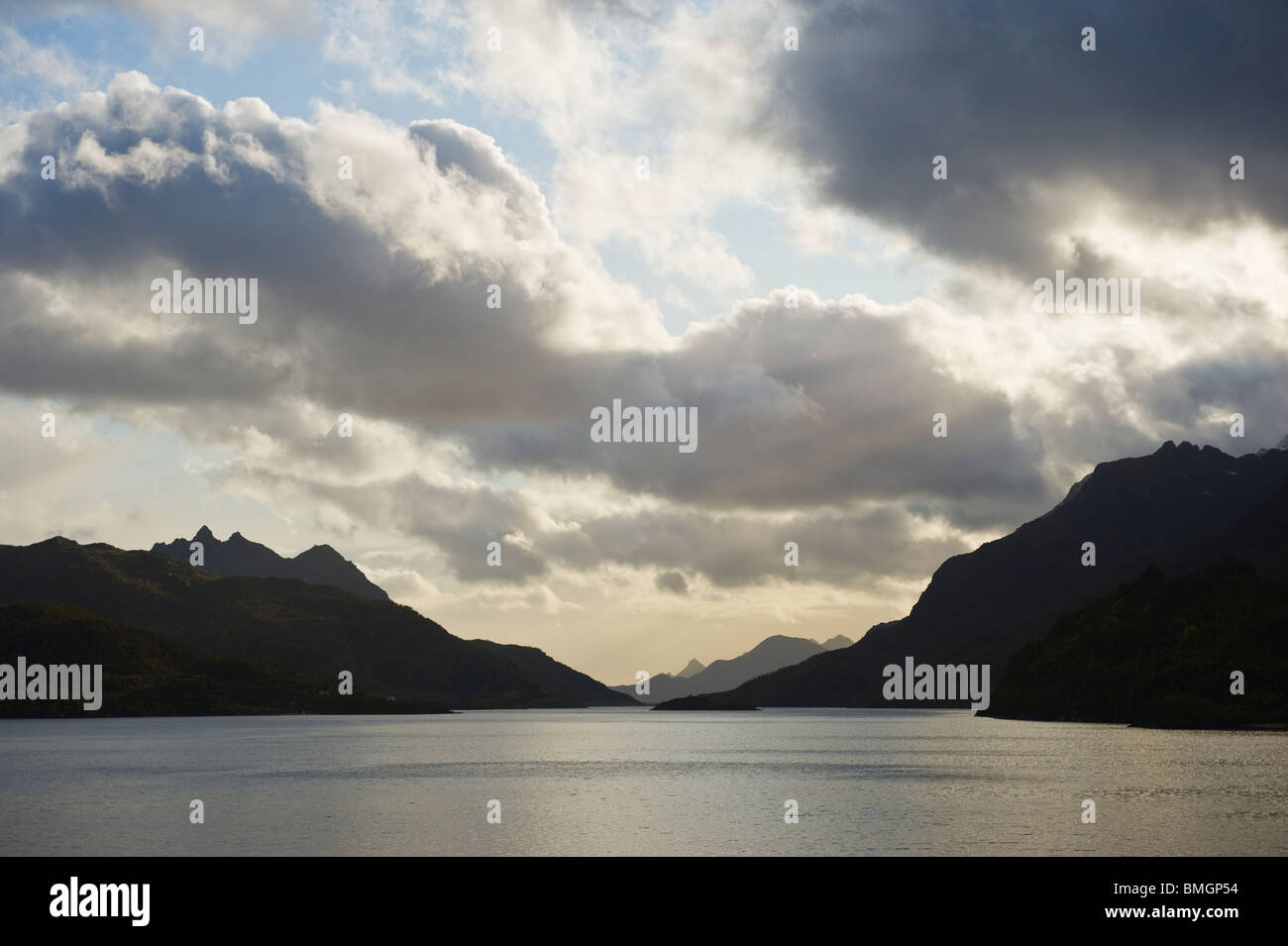 Raftsundet tout droit entre les îles Lofoten et Vesterålen sans petrole, Norvège Banque D'Images