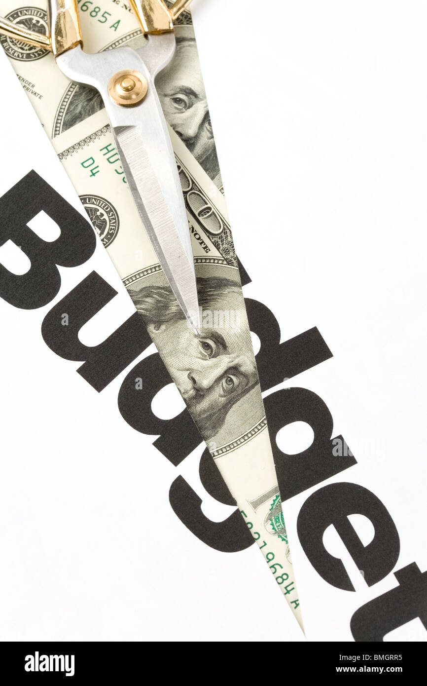 Texte du Budget et des ciseaux, concept de réduction du budget Banque D'Images