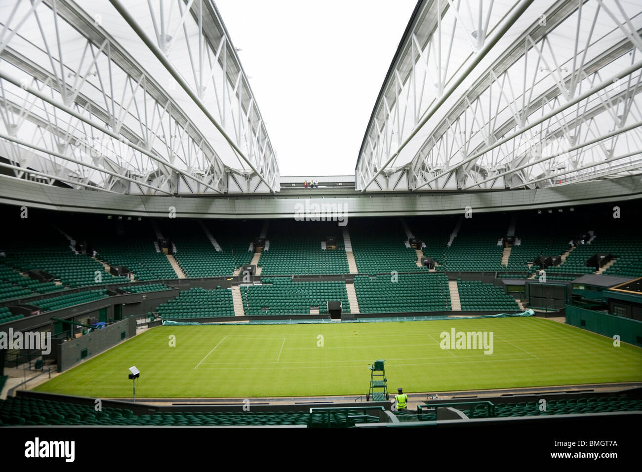 Centre Court Wimbledon / championnat de tennis stade Arena avec la fermeture du toit. Wimbledon, Royaume-Uni. Banque D'Images