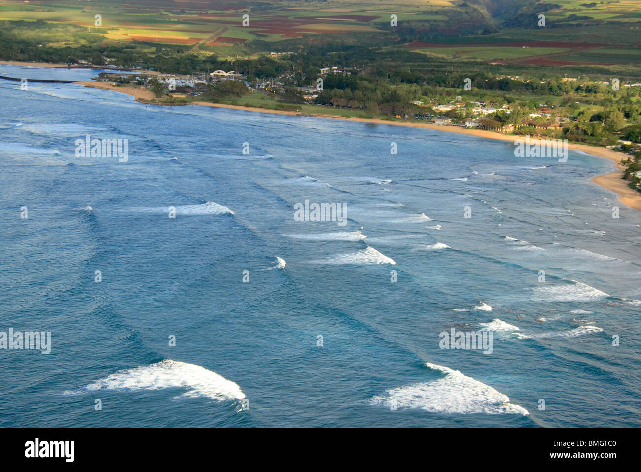 Vue aérienne de surf en roulant sur la côte nord d'Oahu, Hawaii. Banque D'Images