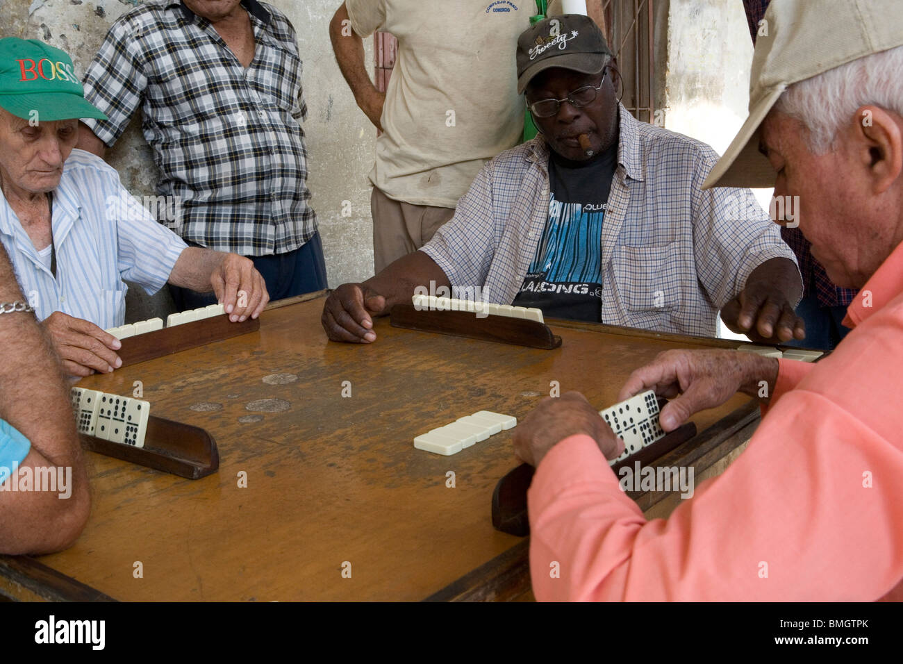 Les hommes jouent et regarder un jeu de dominos dans la rue de La Havane, Cuba. Banque D'Images