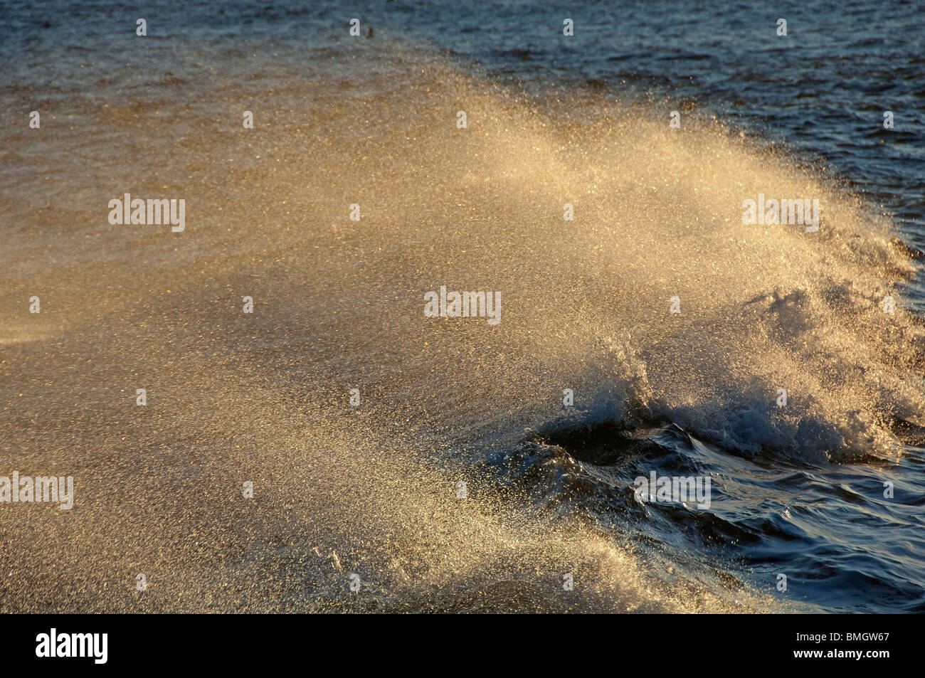 La mer sauvage au large plage de Bamburgh, Northumberland, England UK Banque D'Images