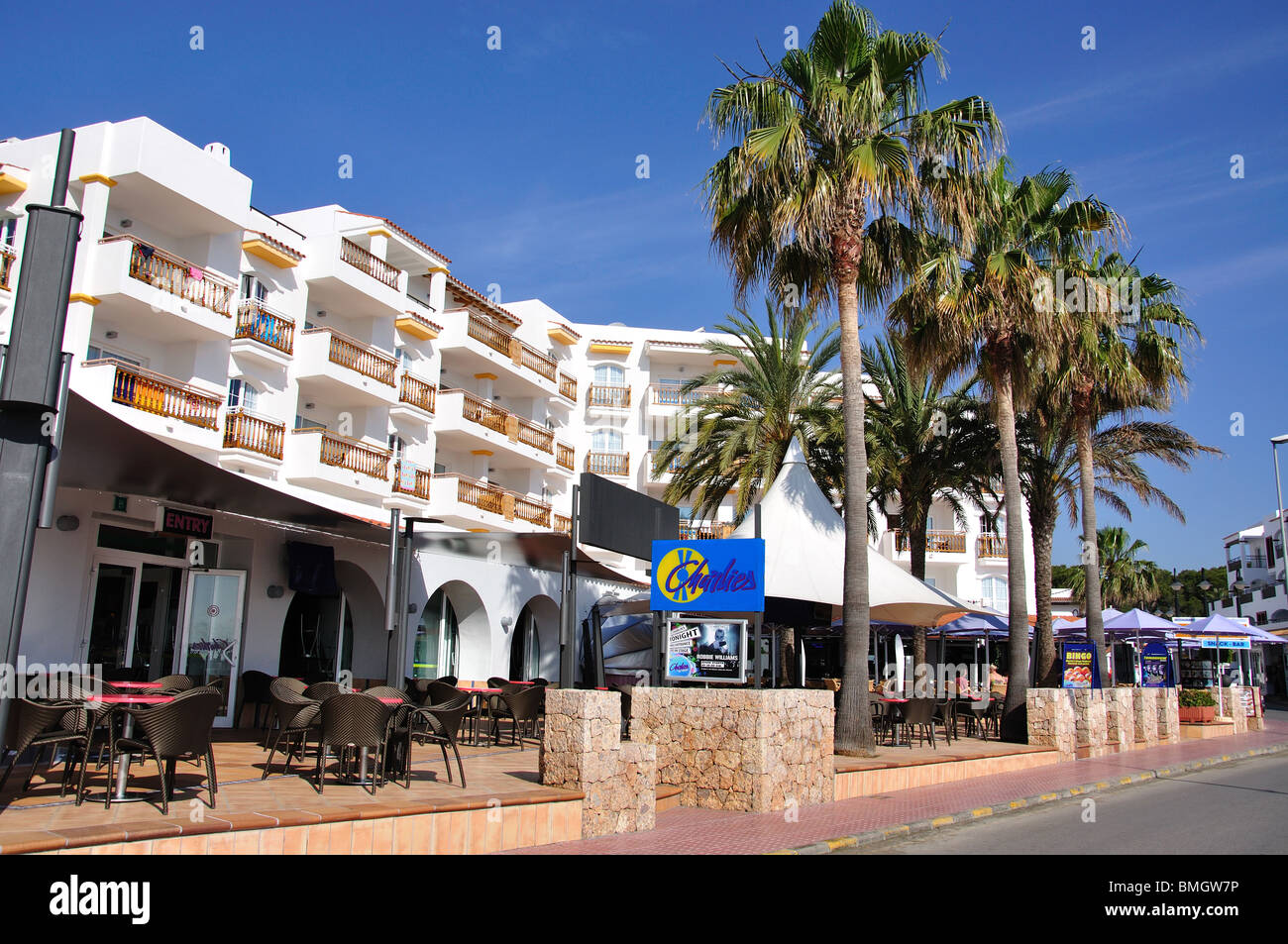 Restaurants en front de mer, Es Cana, Ibiza, Baléares, Espagne Banque D'Images