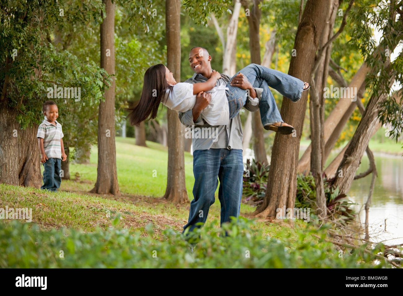 Fort Lauderdale, Floride, États-Unis d'Amérique ; un couple s'amusant dans un parc alors que leur jeune fils Watches Banque D'Images