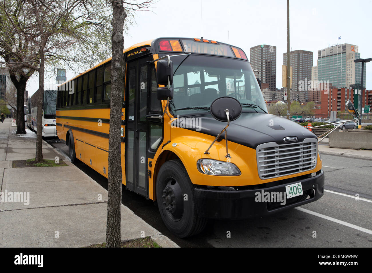 Autobus scolaire jaune garé le long de la rue saint Antoine Street East - Montréal - Québec - Canada Banque D'Images